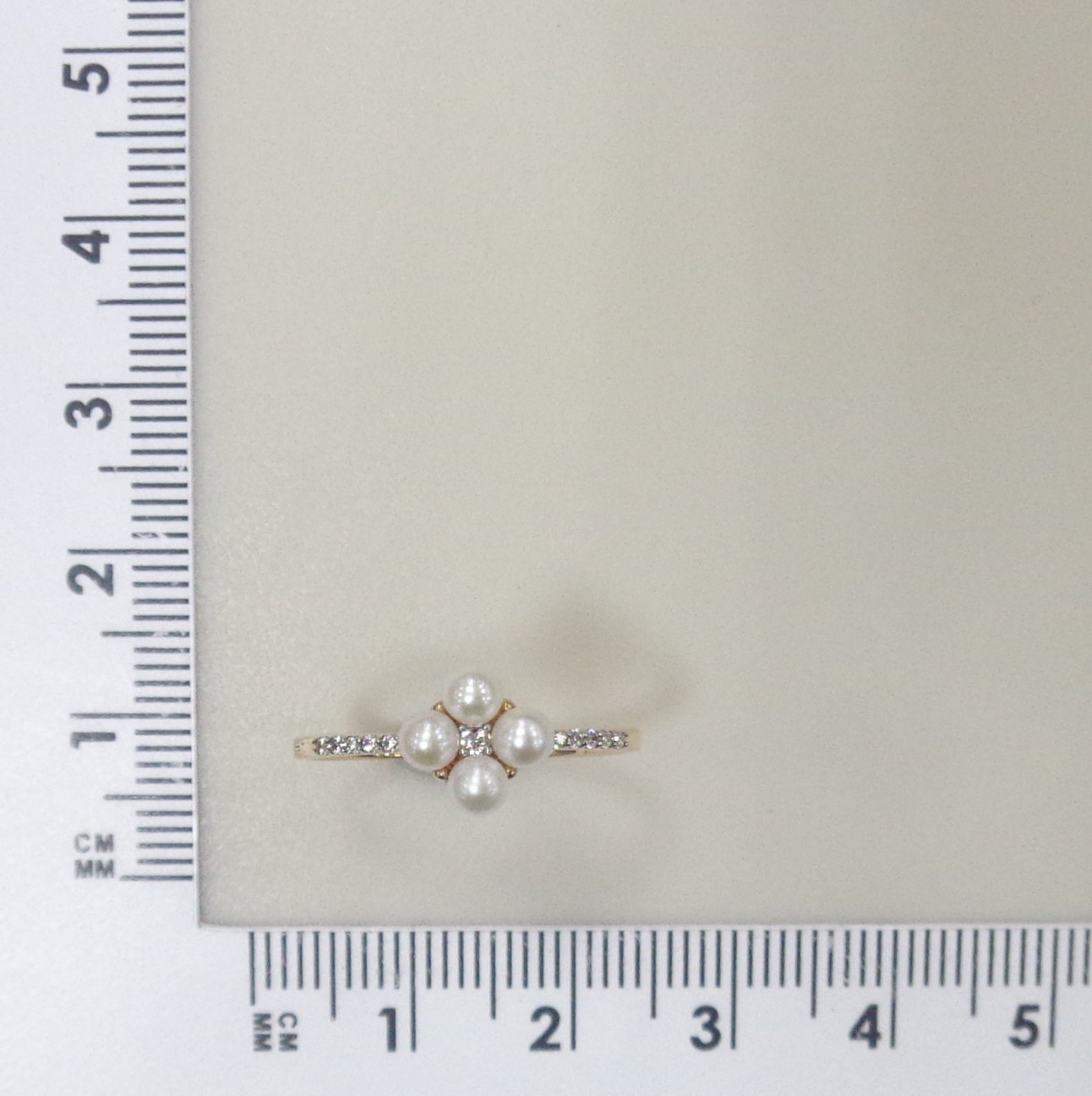 Золотое кольцо 585 пробы; родий; вставки 4 Жемчуг культ. пресн. белый; 11 Фианит бесцв.;